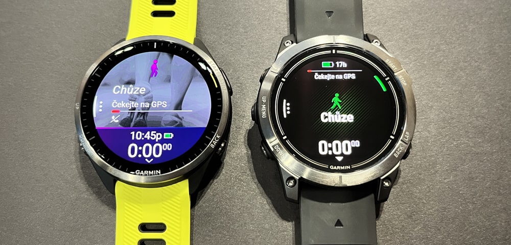 Hodinky Garmin Forerunner 965 vlevo, hodinky Epix 2 vpravo